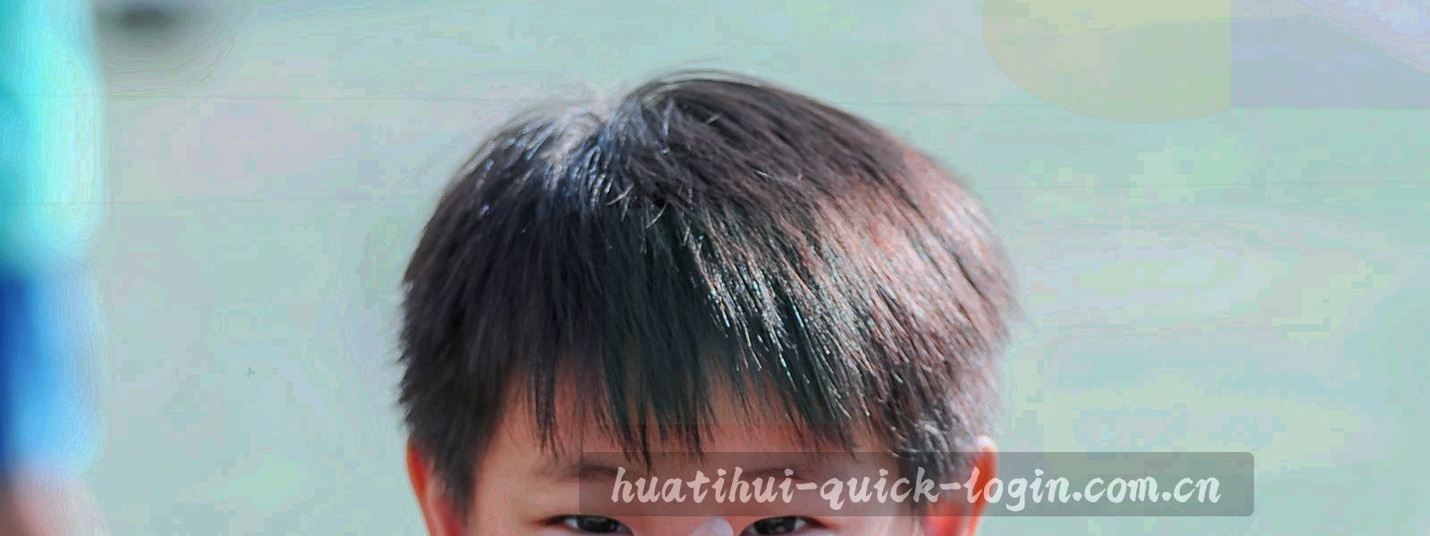 看台计时器特写，数码数字清晰，冷绿色光线，无品牌标识